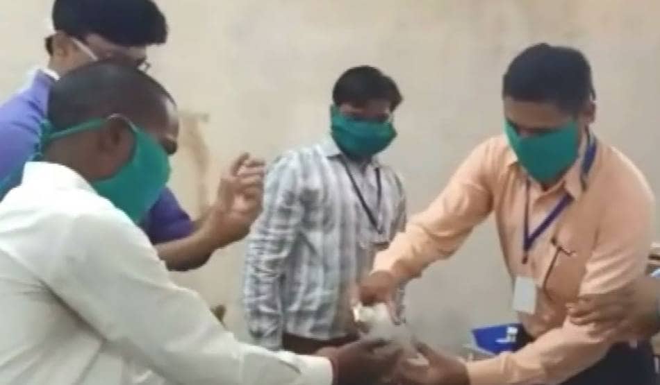 जिला अस्पताल में तैयार किया सस्ता सैनिटाइजर, एक्सपर्ट की हरी झंडी