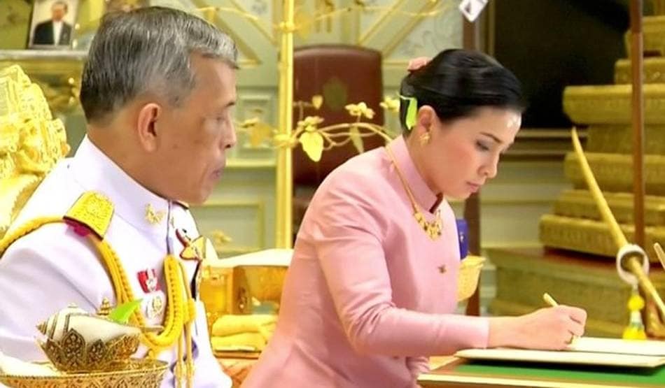 कोरोना के डर से 20 महिलाओं के साथ जर्मनी फरार हुआ थाईलैंड का राजा