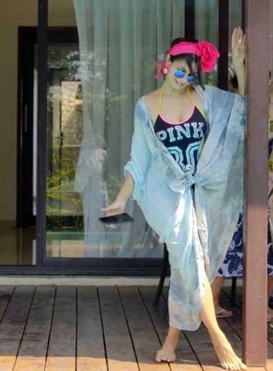 76 साल की तनुजा ने पहना स्विम सूट, बेटी के बर्थडे पर मनाया जश्न