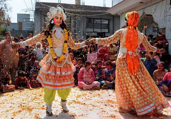 होली पर कोरोना वायरस से नहीं डरे लोग, देखें जश्न की तस्वीरें