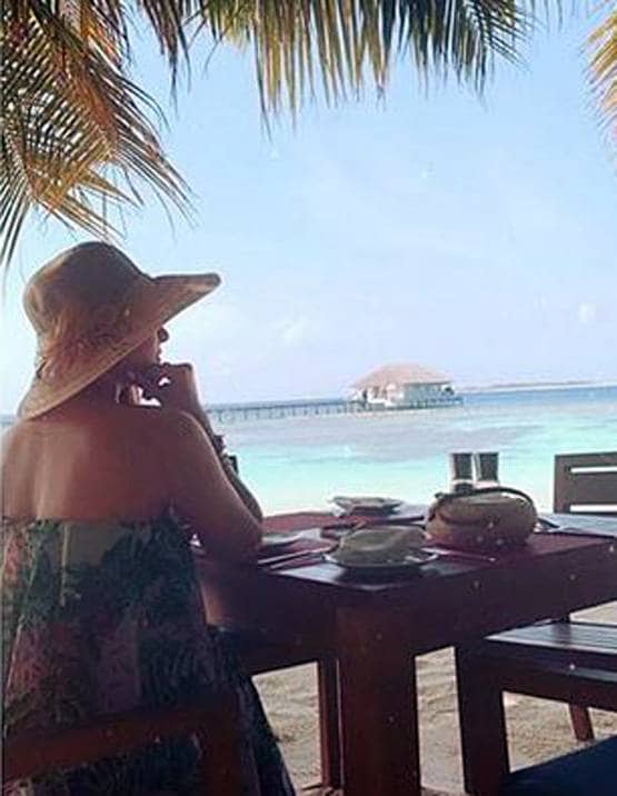 मालदीव में दिखा हंसिका मोटवानी का बोल्ड लुक, समंदर किनारे योग