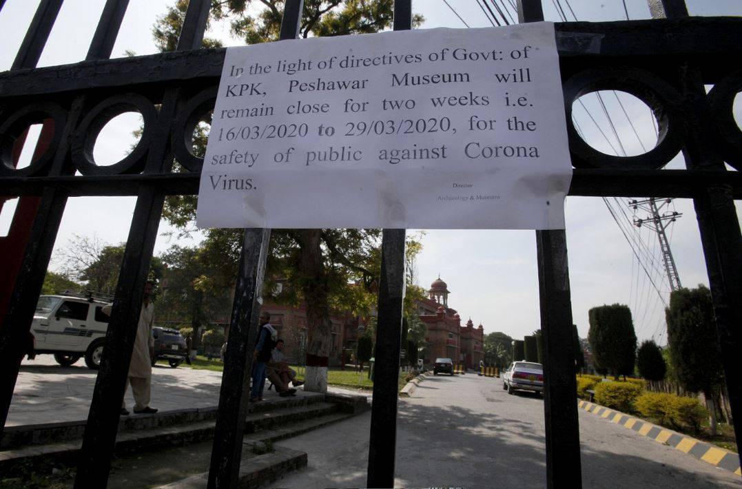 कोरोना के डर से पाकिस्तान में पसरा सन्नाटा, तस्वीरों में देखें कैसे हैं हालात