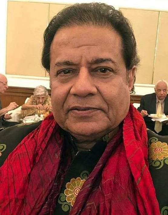 कोरोना: लंदन से लौटे जलोटा, डॉक्टर्स की निगरानी में होटल में कैद