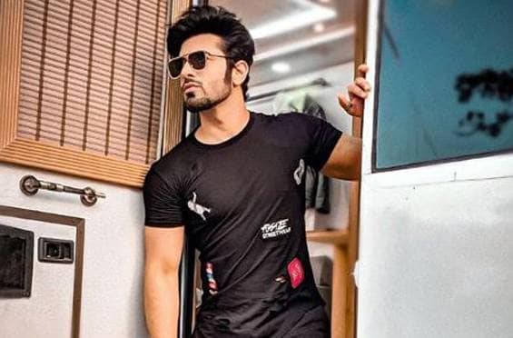 डिजाइनर ने लगाया कपड़े खराब करने का आरोप, पारस ने दी सफाई