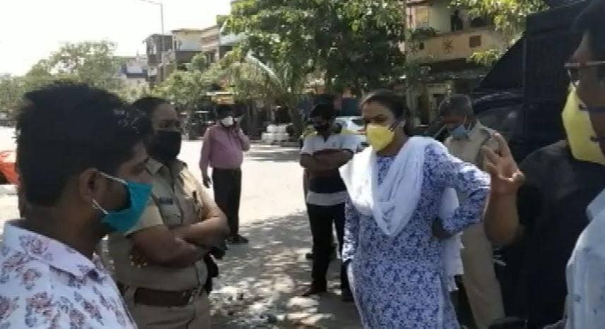 गुजरात में खाना मांग रहे मजदूरों का पुलिस से संघर्ष, कई गिरफ्तार