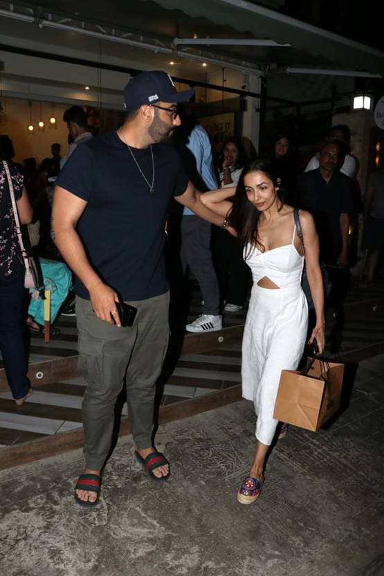 डिनर करने पहुंचे लव बर्ड्स मलाइका अरोड़ा-अर्जुन कपूर, देखें तस्वीरें