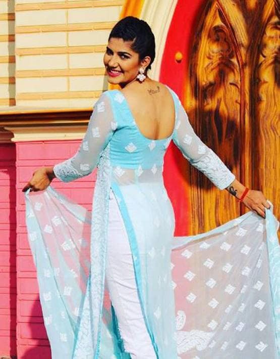 ब्लैक ड्रेस में सपना चौधरी का किलर लुक, फैंस बोले- तबाही