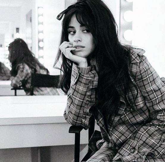 हॉलीवुड सिंगर ने बर्थडे पर दिया सरप्राइज, शेयर की पहली 'न्यूड फोटो'