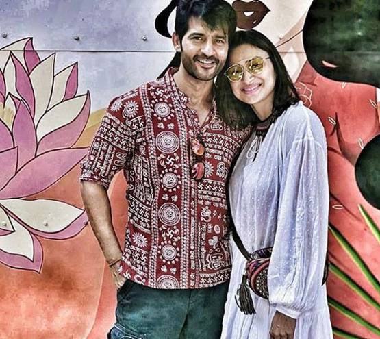 बर्थडे पर हितेन तेजवानी ने पत्नी संग किया लिपलॉक, रोमांटिक फोटो वायरल