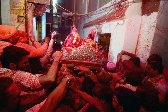 रंगभरी एकादशी से काशी में शुरू हुई होली, भक्तों ने बाबा विश्वनाथ को लगाया गुलाल