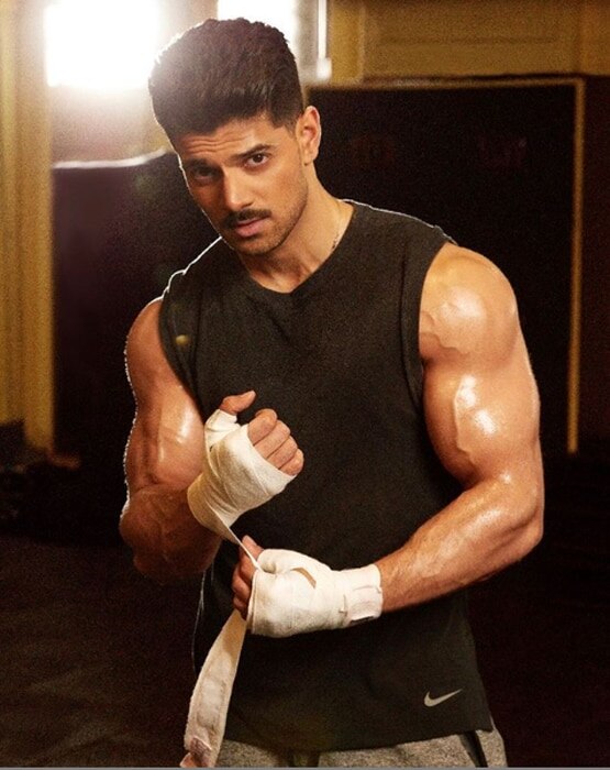 जॉन अब्राहम से करीना तक, होली से दूर भागते हैं ये फिल्मी सितारे