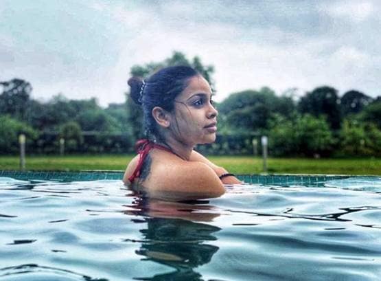 सुमोना चक्रवर्ती ने बिकिनी में शेयर की बोल्ड तस्वीर, इंस्टा पर हुई वायरल