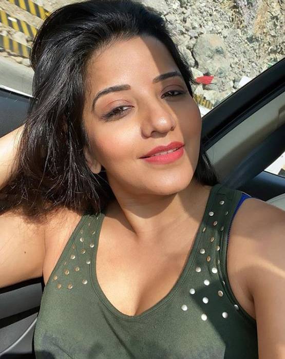 ब्लैक मोनोकनी में जब स्विमिंग पूल में उतरीं मोनालिसा, देखें वीडियो