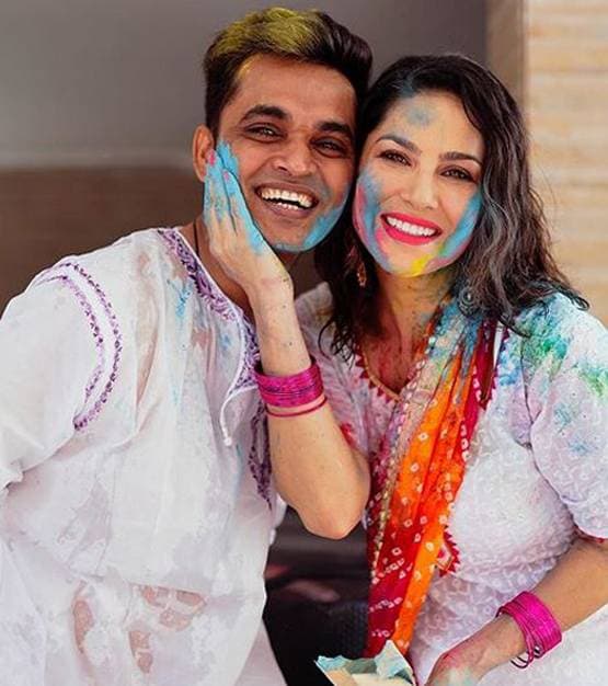 सनी लियोनी पर चढ़ी रंगों की मस्ती, पति-बच्चों संग सेलिब्रेट की होली