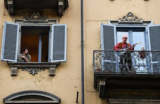 घरों में बंद इटली के लोग, हौसला बढ़ाने को बालकनी में गा रहे गाना