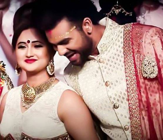 रश्मि देसाई ने रैंप पर बिखेरा जलवा, ट्रेडिशनल गेटअप में जंचे विशाल