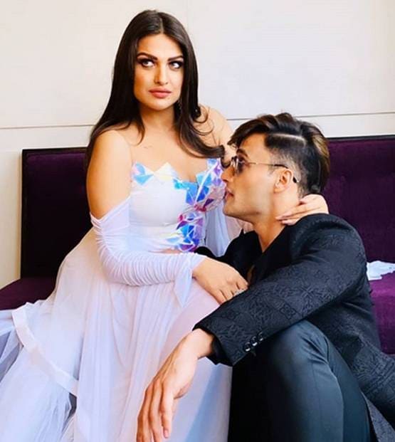 कोरोना के बीच आसिम-हिमांशी ने किया सॉन्ग प्रमोट, मास्क पहने आए नजर