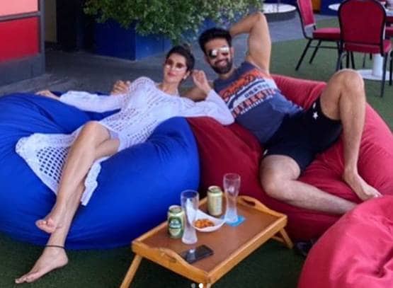 पति राजीव सेन संग रोमांटिक हुईं चारू असोपा, लोग बोले- कोरोना से तो डरो