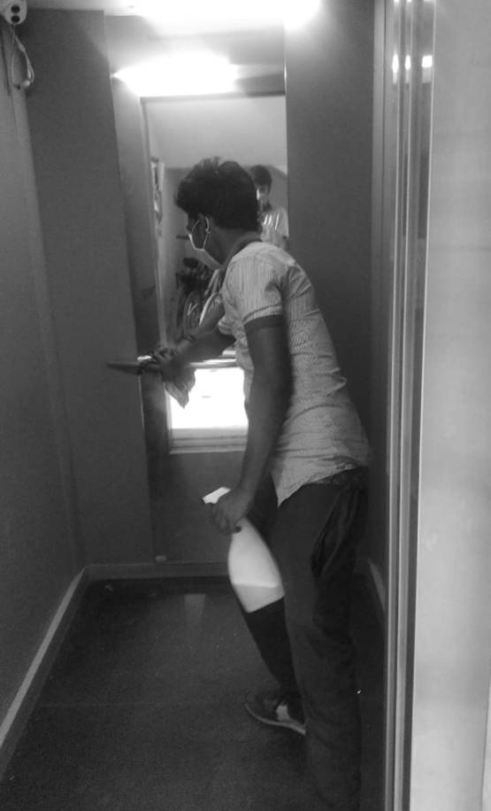 कोरोना पॉजिटिव कनिका का अपार्टमेंट हुआ सैनिटाइज, दहशत में पड़ोसी