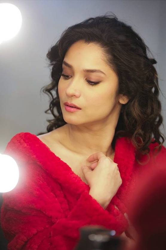 बाथरोब पहन शीशे से बात कर रहीं अंकिता लोखंडे, वायरल Photos