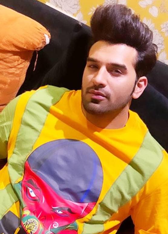 लॉकडाउन के बीच मां के साथ दिखे पारस छाबड़ा, सड़क पर खरीद रहे सब्जी