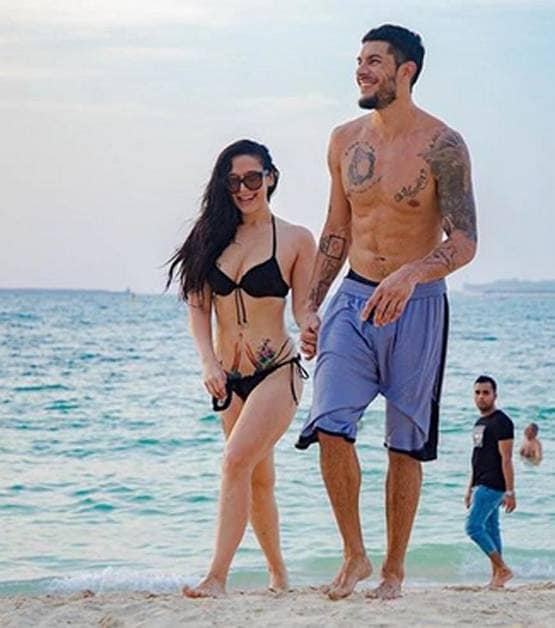 ब्लैक बिकिनी में बॉयफ्रेंड संग टाइगर की बहन ने किया योगा, देखें PHOTOS