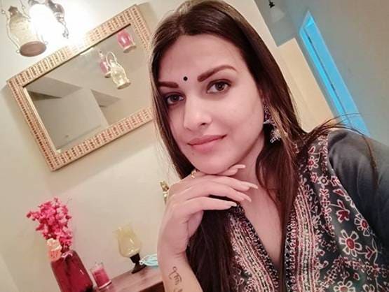 रोटियां बना रहीं हिमांशी खुराना का देसी अंदाज, नो मेकअप लुक में आईं नजर