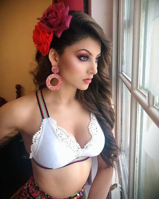 लॉकडाउन में बोर हो रही हैं उर्वशी रौतेला, शेयर की बिकिनी तस्वीर