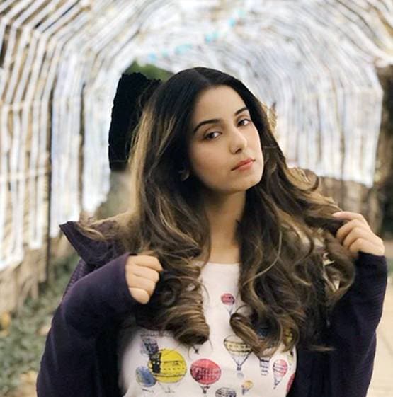 झाड़ू-पोछा करते वक्त सेलेब्स की मस्ती, डांसिंग से लेकर बैटिंग तक करते आए नजर