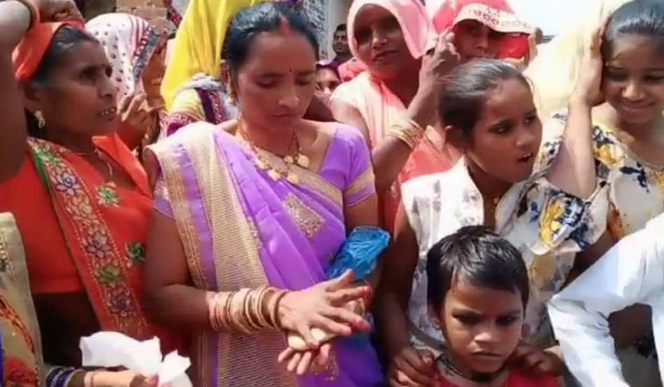 गाजे-बाजे के साथ किसान ने कराया भैंस के बच्चे का मुंडन संस्कार