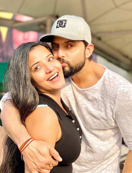 पति संग पूल में मोनालिसा का रोमांटिक अंदाज, तस्वीरें वायरल