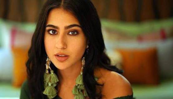 बनारस में सिर पर दुपट्टा ओढ़े गंगा आरती में शामिल हुईं सारा, PHOTOS