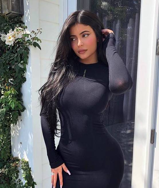 अरबपति स्टार काइली जेनर का बोल्ड शूट वायरल, देखें तस्वीरें