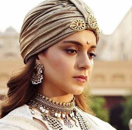 कंगना के जन्मदिन पर हुई खास पूजा, सिल्क साड़ी-हैवी जूलरी में दिखीं एक्ट्रेस