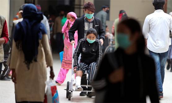 क्या निर्जीव वस्तु को छूने से हो रहे हैं लोग कोरोना के शिकार? पढ़ें जवाब