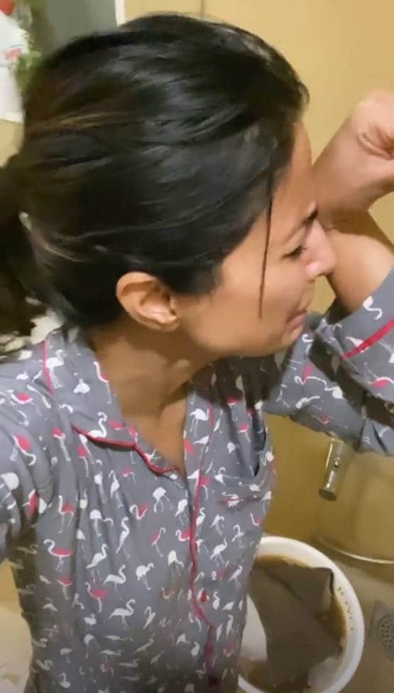 घर के गंदे पायदान धोने में लगीं हिना खान, एक्ट्रेस का हुआ बुरा हाल