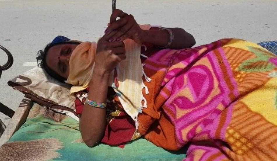 लॉकडाउन की बेबसी, पत्नी को ठेले पर लेटाकर अस्पताल ले गया पति