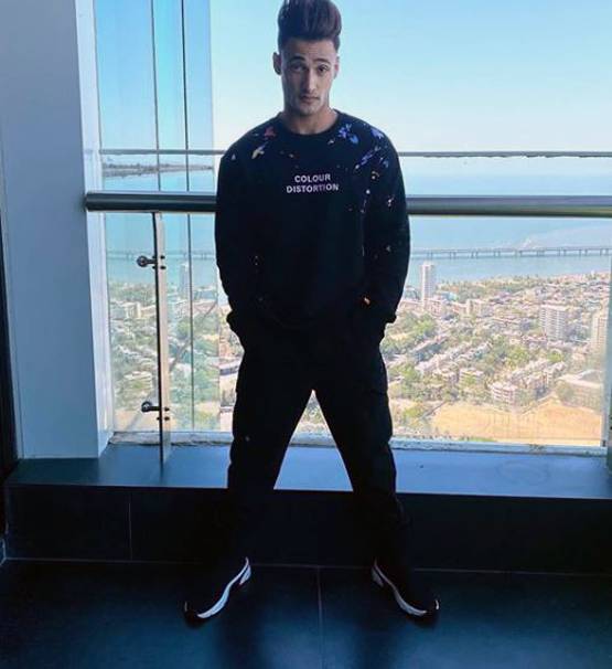 गजनी के आमिर खान लुक में दिखे आसिम रियाज, इंटरनेट पर वायरल तस्वीर