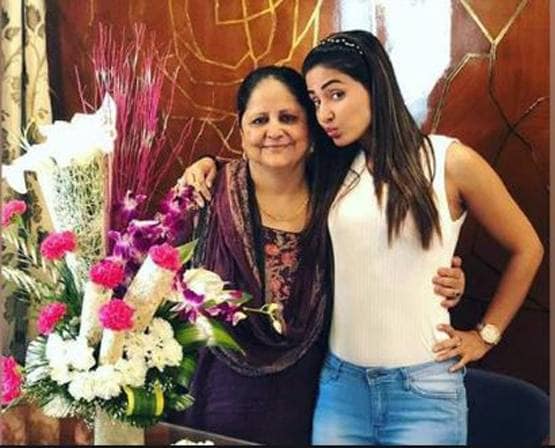 कोरोना के बीच मां संग अस्पताल पहुंची हिना, बोलीं बाहर निकलना मुश्किल