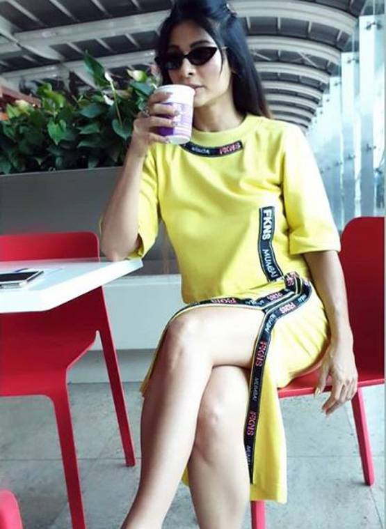 76 साल की तनुजा ने पहना स्विम सूट, बेटी के बर्थडे पर मनाया जश्न