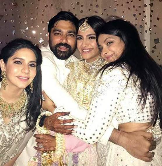 सोनम कपूर की बहन रिया को बॉयफ्रेंड ने रोमांटिक अंदाज में किया विश