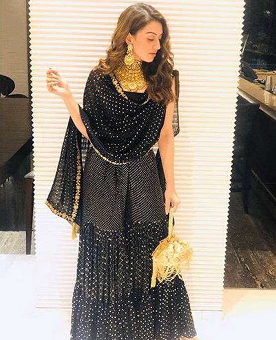 मालदीव में दिखा हंसिका मोटवानी का बोल्ड लुक, समंदर किनारे योग