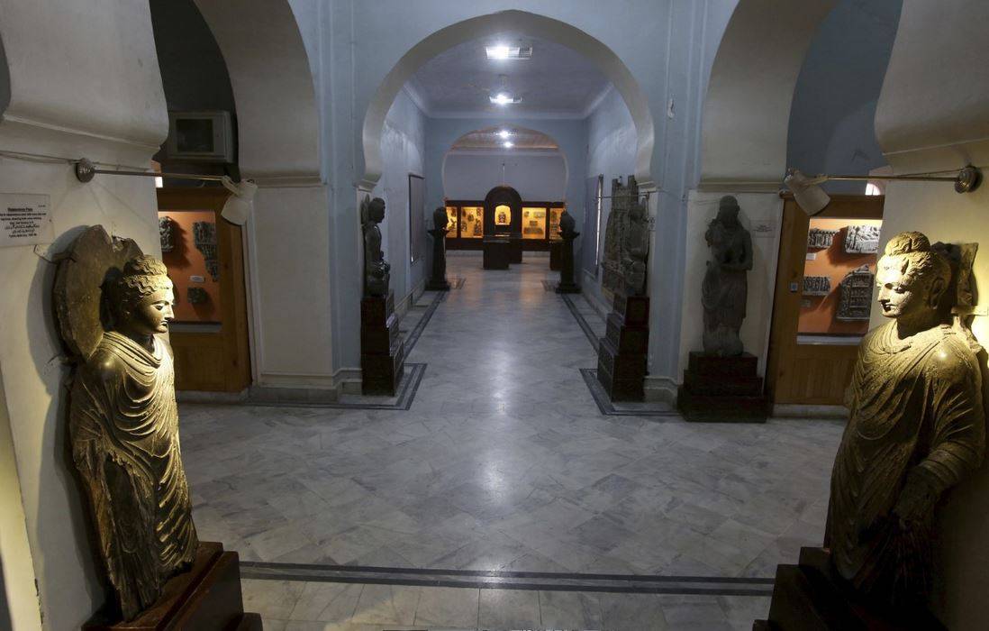 कोरोना के डर से पाकिस्तान में पसरा सन्नाटा, तस्वीरों में देखें कैसे हैं हालात