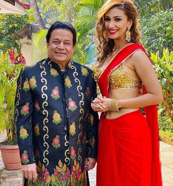 कोरोना: लंदन से लौटे जलोटा, डॉक्टर्स की निगरानी में होटल में कैद