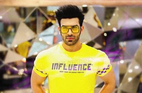 डिजाइनर ने लगाया कपड़े खराब करने का आरोप, पारस ने दी सफाई