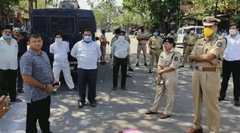 गुजरात में खाना मांग रहे मजदूरों का पुलिस से संघर्ष, कई गिरफ्तार