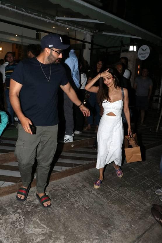 डिनर करने पहुंचे लव बर्ड्स मलाइका अरोड़ा-अर्जुन कपूर, देखें तस्वीरें