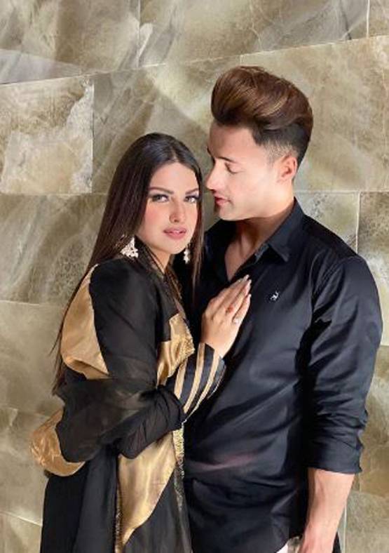 गर्लफ्रेंड हिमांशी की मां संग आसिम ने बिताया समय, यूं दिखी बॉन्डिंग