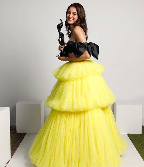 अनन्या ने अवॉर्ड शो में दिखाया फैशन का जलवा, तस्वीरें देख क्रेजी हुए फैन्स