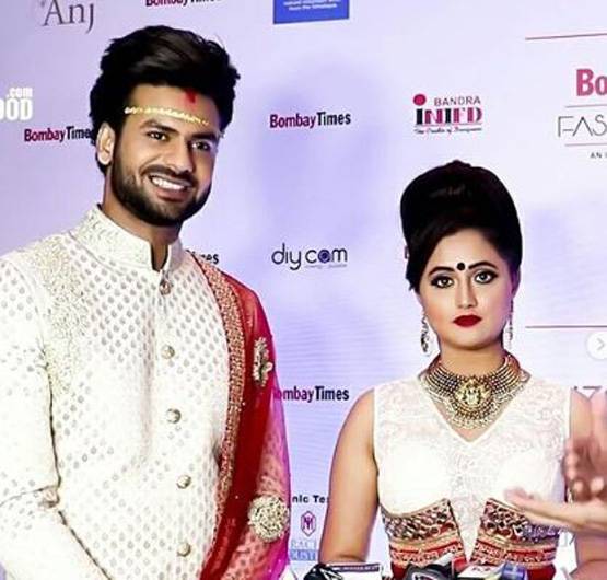 रश्मि देसाई ने रैंप पर बिखेरा जलवा, ट्रेडिशनल गेटअप में जंचे विशाल